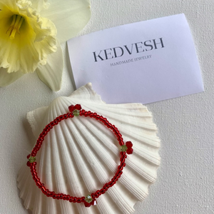 Csinos cseresznyés karkötő kapocs nélkül - ékszer - karkötő - gyöngyös karkötő - Meska.hu