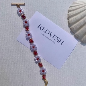 Piros fehér virágmintás csinos karkötő  - ékszer - karkötő - gyöngyös karkötő - Meska.hu