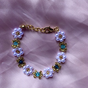 Elina kék kristályos fehér virágos gyöngykarkötő - ékszer - karkötő - gyöngyös karkötő - Meska.hu