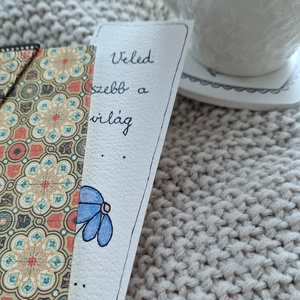 Akvarell könyvjelző - Veled szebb a világ felirattal, kis kék virággal - könyv & zene - könyvjelző - Meska.hu