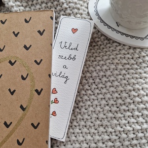 Akvarell könyvjelző - Veled szebb a világ felirattal, piros, szívecskés virággal - könyv & zene - könyvjelző - Meska.hu