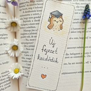Akvarell könyvjelző - Új fejezet kezdődik... felirattal, diplomás bagoly motívummal, Könyv & Zene, Könyvjelző, Fotó, grafika, rajz, illusztráció, Festett tárgyak, MESKA