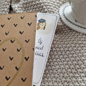 Akvarell könyvjelző - Új fejezet kezdődik... felirattal, diplomás bagoly motívummal - könyv & zene - könyvjelző - Meska.hu