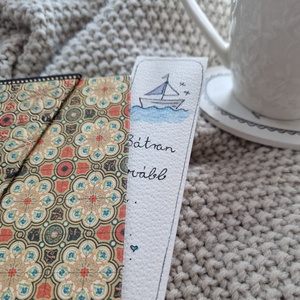 Akvarell könyvjelző - Bátran tovább felirattal, kishajó és halacskák motívumokkal - könyv & zene - könyvjelző - Meska.hu