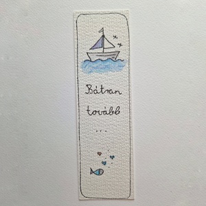 Akvarell könyvjelző - Bátran tovább felirattal, kishajó és halacskák motívumokkal - könyv & zene - könyvjelző - Meska.hu