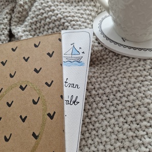 Akvarell könyvjelző - Bátran tovább felirattal, kishajó és szívecske motívumokkal - könyv & zene - könyvjelző - Meska.hu