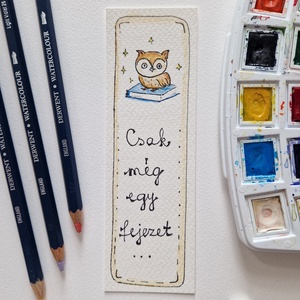 Akvarell könyvjelző - Csak még egy fejezet... felirattal, könyv és bagoly motívummal - könyv & zene - könyvjelző - Meska.hu