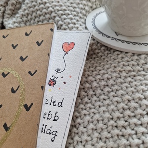 Akvarell könyvjelző - Veled szebb a világ felirattal, katicával, szív alakú lufival - könyv & zene - könyvjelző - Meska.hu