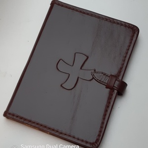 Bőrtok Adoremus misenaptárhoz, Táska & Tok, Pénztárca & Más tok, Kártyatartó & Irattartó, Bőrművesség, Valódi (kecske sevró) bőrből készölt tok vászon béléssel, 2db jelzőszalaggal. A katolikus egyház ha..., MESKA