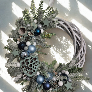 Téli elegancia  kézzel készült kék karácsonyi koszorú - karácsony - adventi díszek - adventi ajtódísz - Meska.hu
