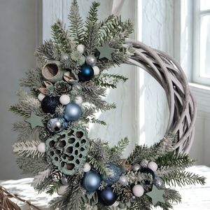 Téli elegancia  kézzel készült kék karácsonyi koszorú - Meska.hu