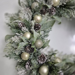Havas hatású karácsonyi koszorú - természetes elegancia - karácsony - karácsonyi lakásdekoráció - karácsonyi ajtódíszek - Meska.hu
