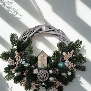 Karácsonyi természetes hatású házikós ajtódísz - karácsony - karácsonyi lakásdekoráció - karácsonyi ajtódíszek - Meska.hu