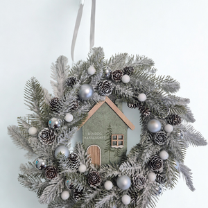 Havas Karácsonyi Kézműves Koszorú  Téli Házikós dekoráció - karácsony - adventi díszek - adventi ajtódísz - Meska.hu