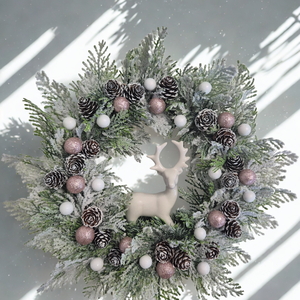 Kézműves havas karácsonyi koszorú, porcelán szarvassal (34 cm) - karácsony - adventi díszek - adventi ajtódísz - Meska.hu