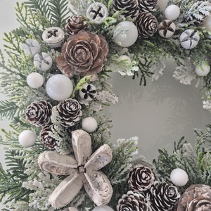 Havas hatású téli ajtódísz - természetes elegancia, havas ragyogás - karácsony - adventi díszek - adventi ajtódísz - Meska.hu