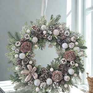 Havas hatású téli ajtódísz - természetes elegancia, havas ragyogás - Meska.hu