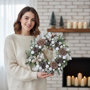 Havas hatású téli ajtódísz - természetes elegancia, havas ragyogás - Meska.hu