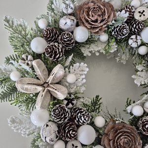 Havas hatású téli ajtódísz - természetes elegancia, havas ragyogás - karácsony - adventi díszek - adventi ajtódísz - Meska.hu