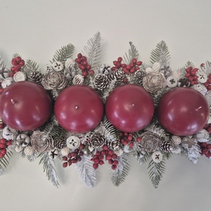 Kendekor természetes hatású adventi asztaldísz  bordó gyertyás, havas fenyős koszorú - karácsony - adventi díszek - adventi asztaldísz - Meska.hu