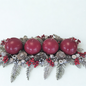 Kendekor természetes hatású adventi asztaldísz  bordó gyertyás, havas fenyős koszorú - karácsony - adventi díszek - adventi asztaldísz - Meska.hu