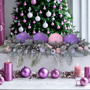 Kendekor természetes hatású adventi asztaldísz  lila-rózsaszín gyertyás, havas fenyős koszorú - Meska.hu
