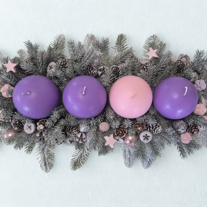 Kendekor természetes hatású adventi asztaldísz  lila-rózsaszín gyertyás, havas fenyős koszorú - karácsony - adventi díszek - adventi asztaldísz - Meska.hu