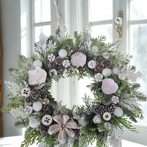 Havas hatású téli ajtódísz - természetes elegancia, havas ragyogás - Meska.hu