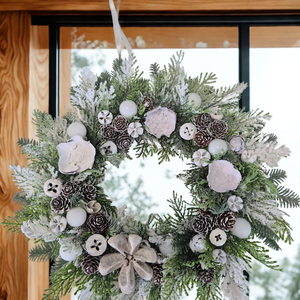 Havas hatású téli ajtódísz - természetes elegancia, havas ragyogás - karácsony - adventi díszek - adventi ajtódísz - Meska.hu