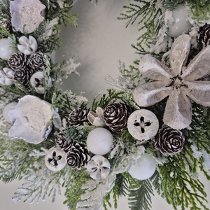 Havas hatású téli ajtódísz - természetes elegancia, havas ragyogás - karácsony - adventi díszek - adventi ajtódísz - Meska.hu