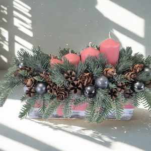 Adventi asztaldísz  rózsaszín gyertyák, elegáns grafit színű díszek - Meska.hu