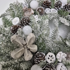 Havas hatású téli ajtódísz - természetes elegancia, havas ragyogás - karácsony - adventi díszek - adventi ajtódísz - Meska.hu