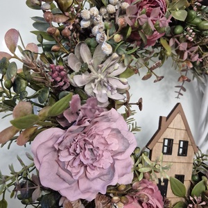 Virágos ajtódísz házikóval � romantikus, természetes stílus - otthon & életmód - dekoráció - ajtó- és ablak dekoráció - ajtódísz & kopogtató - Meska.hu