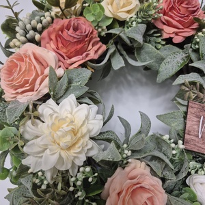 Virágos elegáns koszorú � virágos ajtódekoráció, romantikus színvilág - Már vártalak felirat - otthon & életmód - dekoráció - ajtó- és ablak dekoráció - ajtódísz & kopogtató - Meska.hu