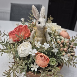 Virágos asztaldísz nyuszifigurával � elegáns, gondozásmentes dekoráció - otthon & életmód - dekoráció - asztal és polc dekoráció - asztaldísz - Meska.hu
