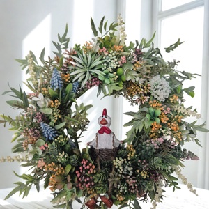 Bogyós tavaszi koszorú - kiskakassal, természetes hatású  - otthon & életmód - dekoráció - ajtó- és ablak dekoráció - ajtódísz & kopogtató - Meska.hu