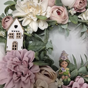 Virágos tavaszi koszorú - tündérrel és házikóval, természetes hatású  - otthon & életmód - dekoráció - ajtó- és ablak dekoráció - ajtódísz & kopogtató - Meska.hu