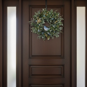 Kék virágos tavaszi koszorú - kismadárral, természetes hatású - otthon & életmód - dekoráció - ajtó- és ablak dekoráció - ajtódísz & kopogtató - Meska.hu