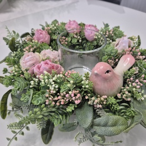 Tavaszi virágos asztaldísz- üveg mécsestartóval, természetes hatású - otthon & életmód - dekoráció - asztal és polc dekoráció - asztaldísz - Meska.hu