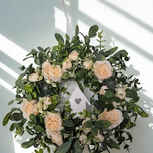 Virágos tavaszi koszorú házikóval- természetes hatású, élethű virágokkal, Otthon & Életmód, Dekoráció, Ajtó- és ablak dekoráció, Ajtódísz & Kopogtató, , MESKA