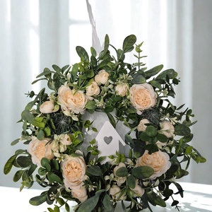 Virágos tavaszi koszorú házikóval- természetes hatású, élethű virágokkal - otthon & életmód - dekoráció - ajtó- és ablak dekoráció - ajtódísz & kopogtató - Meska.hu