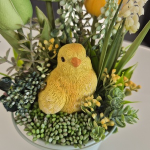 Virágos asztaldísz kiscsibével� elegáns, gondozásmentes dekoráció - ünnepi díszek, dekorációk - húsvéti díszek és dekorációk - húsvéti virágos díszek - Meska.hu