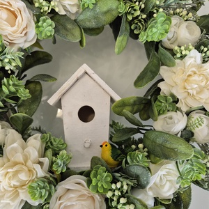 Virágos tavaszi koszorú házikóval- természetes hatású, élethű virágokkal - otthon & életmód - dekoráció - ajtó- és ablak dekoráció - ajtódísz & kopogtató - Meska.hu