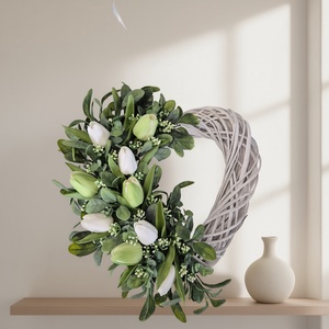 Romantikus ajtódísz/koszorú fehér és zöld tulipánnal � természetes hatású szív alakú koszorú - Meska.hu