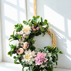 Virágos tavaszi koszorú - házikóval, természetes hatású  - Meska.hu