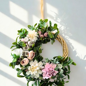 Virágos tavaszi koszorú - házikóval, természetes hatású  - otthon & életmód - dekoráció - ajtó- és ablak dekoráció - ajtódísz & kopogtató - Meska.hu