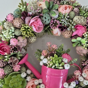 Virágos kézműves koszorú kannával - természetes hatású, élethű ajtódísz - otthon & életmód - dekoráció - ajtó- és ablak dekoráció - ajtódísz & kopogtató - Meska.hu