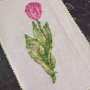 Tulipános kisterítő - művészet - textilkép - keresztszemes - Meska.hu