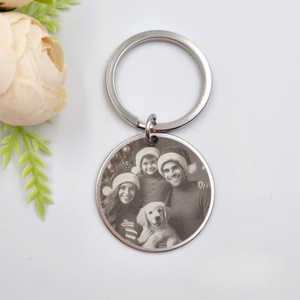 Saját fényképes gravírozott kulcstartó - kör medál kulcskarikán - táska & tok - kulcstartó & táskadísz - kulcstartó - Meska.hu