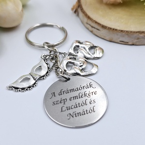 Ajándék drámatanároknak ballagásra, pedagógusnapra, tanév végére - Gravírozott szöveges ballagási kulcstartó 1. - táska & tok - kulcstartó & táskadísz - kulcstartó - Meska.hu